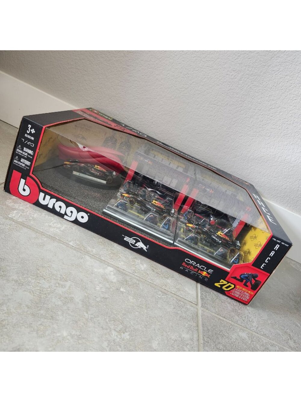 Burago RED BULL 1:43 Formula 1 Deluxe Pit Set Garages Pit Crew 3 F1 Cars